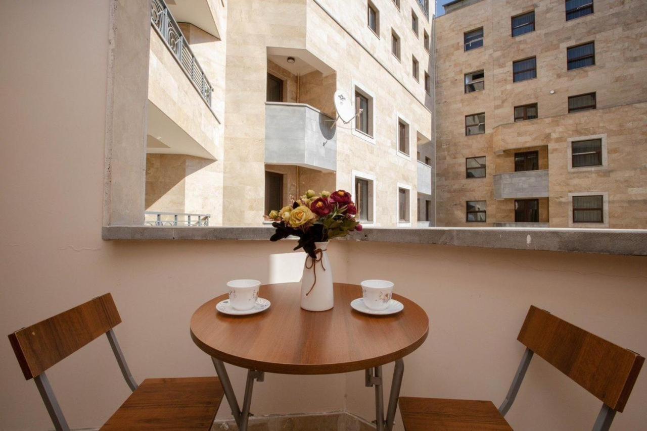 Apartment Near Republic Square Єреван Екстер'єр фото